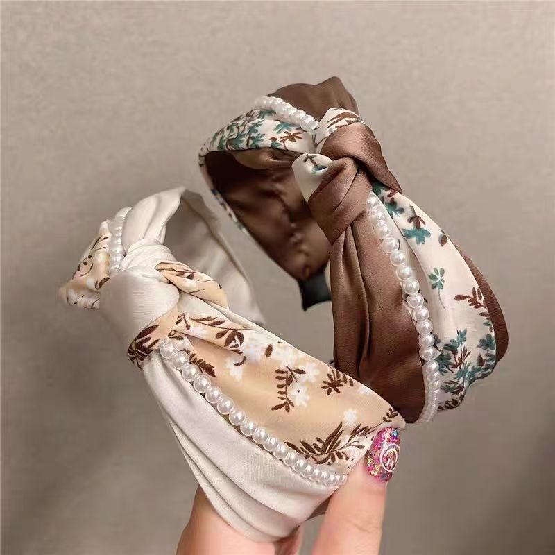 Good Floral & Wedding Decor Supply Photos - 高級感あふれるスカル柄の花柄ヘッドバンド。上品な雰囲気で、幅広のパールがあしらわれたデザイン。高い美的価値を持つ、卸売用のヘアアクセサリー。